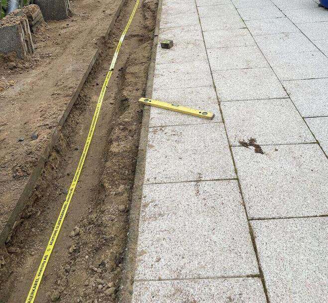 Trasse neben Plattenweg